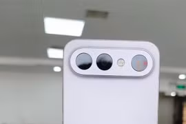 “Siêu điện thoại mini” 13 triệu khiến flagship chao đảo