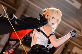 Hot coser 3 triệu follow hóa thân “bò sữa” khiến fan chao đảo