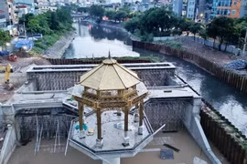 Đập tràn giữ nước trên sông Tô Lịch có kiến trúc 'lạ mắt' 