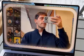 Lên macOS Tahoe 26.2, MacBook tự “bật đèn” khi gọi video