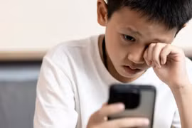 Trẻ dưới 13 tuổi không nên dùng smartphone, cảnh báo mới