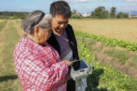 Bà ngoại 82 tuổi lái drone, livestream bán hàng gây sốt