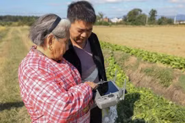 Bà ngoại 82 tuổi lái drone, livestream bán hàng gây sốt