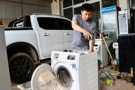 Cách xử lý an toàn khi tivi, tủ lạnh bị ngập nước sau mưa lũ