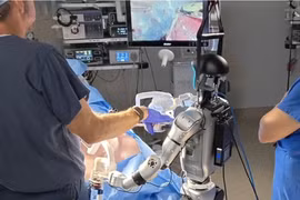 Bước tiến lịch sử: Robot hình người thực hiện phẫu thuật trên động vật sống