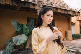 Ngọc Trinh diện áo dài kín đáo được khen xinh đẹp nền nã
