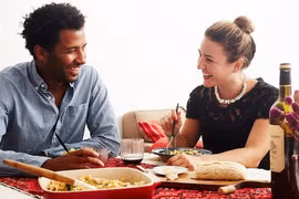 Cùng một bữa ăn, đường huyết có thể thay đổi chỉ vì người ngồi cạnh bạn