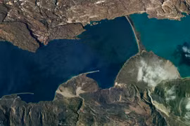Dải đất kỳ lạ chia đôi hai hồ khác màu ở Patagonia