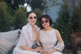 [GALLERY] Mai Ngọc khoe mẹ gần 60 tuổi vẫn trẻ đẹp, sành điệu