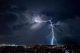 Vì sao tia sét luôn tạo thành những đường zic zắc trên bầu trời?