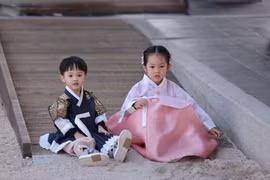 Hai con của Đàm Thu Trang gây sốt với bộ ảnh Hanbok siêu đáng yêu