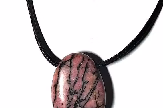 Ý nghĩa đặc biệt của khoáng vật màu hồng vân đen hiếm có khó tìm 