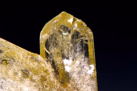 Tận mục đá quý hiếm hơn kim cương, 'đổi màu' như tắc kè hoa 