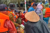 Nhu yếu phẩm đã được trao tận tay cho người dân vùng lũ 