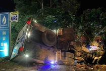 Lực lượng chức năng Đắk Lắk cứu hộ thành công tài xế mắc kẹt trong cabin