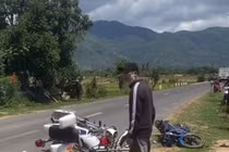 Chạy xe máy không đội mũ bảo hiểm, lấn làn tông vào xe CSGT