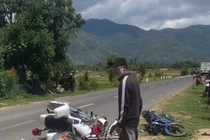 Chạy xe máy không đội mũ bảo hiểm, lấn làn tông vào xe CSGT