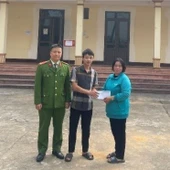 Nhặt được bọc tiền trên đường đi làm, thanh niên Phú Thọ giao cho công an