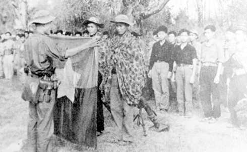 Cuộc tổng tiến công và nổi dậy đồng loạt nổ ra vào đêm 30 rạng 31/1/1968 (đêm mùng một Tết Mậu Thân). Suốt từ vĩ tuyến 17 đến Cà Mau, các lực lượng vũ trang tiến công vào 6 thành phố lớn, 44 thị xã, hàng trăm quận lỵ, chiếm một số nơi, phát động quần chúng nổi dậy, đập tan bộ máy cơ sở của chế độ Sài Gòn ở nhiều vùng nông thôn.