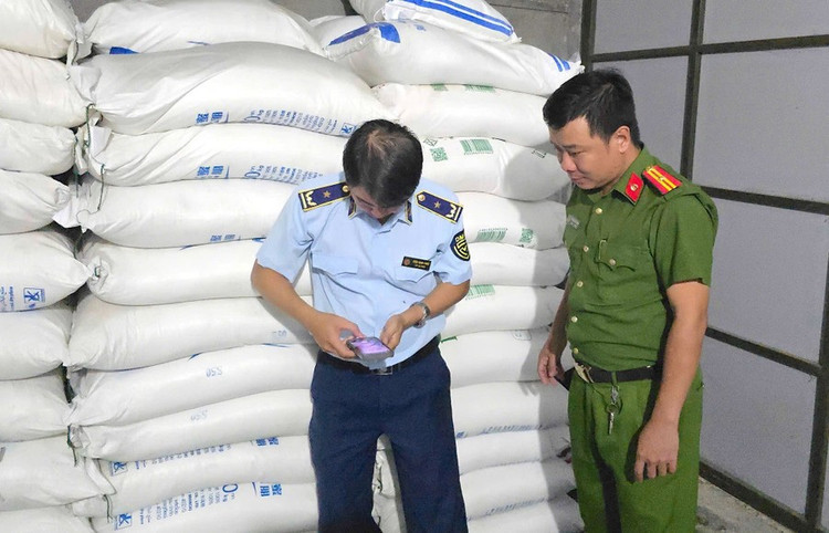 Kiểm tra xuất xứ, nguồn gốc hàng hóa. Ảnh ĐVCC duong.jpg
