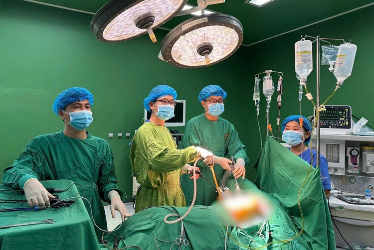 Các bác sĩ Bệnh viện Đại học Y dược-HAGL đang phẫu thuật cho em I. Ảnh CTV halksk.jpg