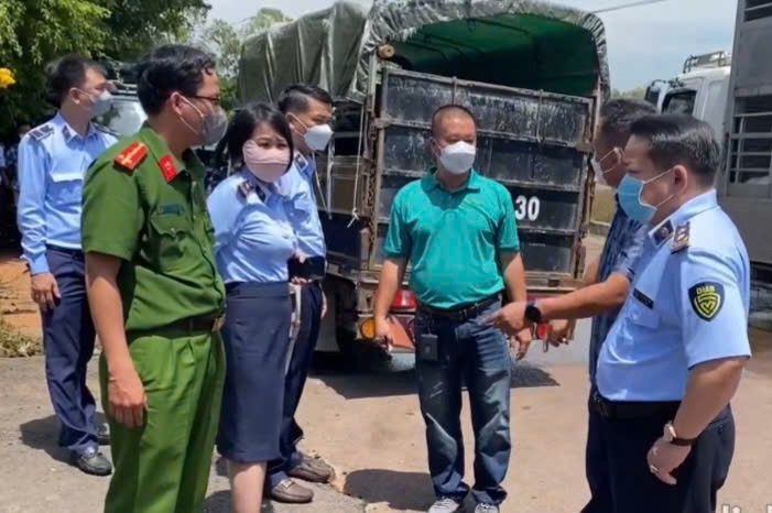Tổ công tác kiểm tra tại nhà bà Nguyễn Thị H. Ảnh CTV bat.jpg