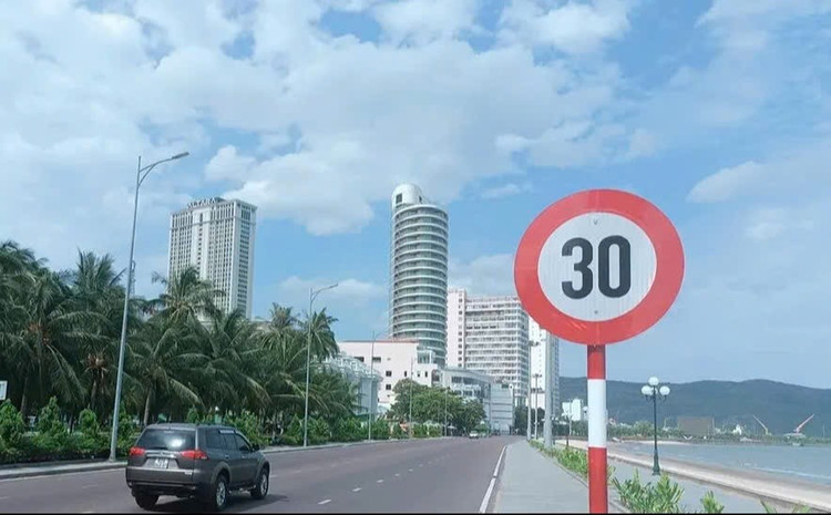 Biển báo hạn chế tốc độ trên đường Xuân Diệu- P. Quy Nhơn. Ảnh Đ.N bien-bao.jpg
