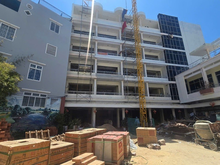 Nhà khách Thanh Bình (phường Quy Nhơn) đang được gấp rút hoàn thành để bố trí chỗ ở cho cán bộ, công chức. Ảnh CTV nha-khva.jpg