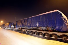 Cận cảnh toa tàu đường sắt trên cao về HN lúc nửa đêm