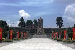 Viếng nơi an nghỉ của hàng ngàn anh hùng liệt sĩ ở TP HCM