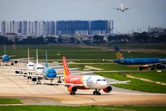 Sân bay Tân Sơn Nhất tắc mặt đất, kẹt trên trời