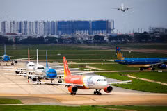 Sân bay Tân Sơn Nhất tắc mặt đất, kẹt trên trời