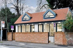 Ngỡ ngàng nhà vệ sinh công cộng lột xác thành nhà 2 tầng siêu đắt