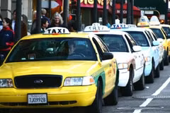 Taxi truyền thống chao đảo thế nào khi có Uber, Grab?