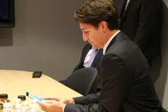 Những người quyền lực nhất thế giới đang dùng điện thoại nào?