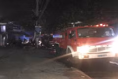 Cháy xưởng sản xuất đồ nhựa sát nhà dân ở Sài Gòn