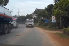Thót tim cảnh xe khách vượt ẩu, lấn tuyến suýt gây tai nạn