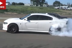 Xem “tay chơi” đốt lốp Dodge Charger Hellcat vừa mua