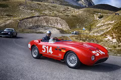 Ngắm dàn siêu xe Ferrari cổ điển "xếp lốp" tại thành Rome