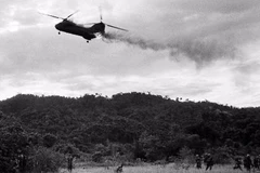 Loạt ảnh hiếm máy bay Mỹ "rụng như sung" ở Việt Nam