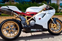 Ducati mạ vàng 24K đẹp long lanh đầu tiên ở Việt Nam