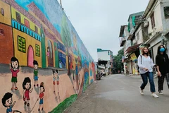 Người dân thích thú với bức tường bích họa cạnh nhà máy Rạng Đông