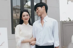 Quỳnh Lương và chồng thiếu gia tình tứ trong lễ ăn hỏi