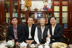 Nguyên Chủ tịch nước Trần Đức Lương chúc TSKH Phan Xuân Dũng thành công ở cương vị Chủ tịch VUSTA