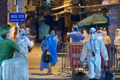 Ảnh: Di dời hàng trăm người dân “ổ dịch” Thanh Xuân Trung về nơi cách ly