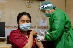 Tranh cãi về ưu tiên tiêm vaccine COVID-19 cho người trẻ tuổi tại Indonesia