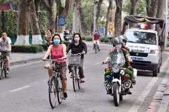 Cách ly xã hội: Người Hà Nội ra đường không có việc cần thiết… xử phạt thế nào?