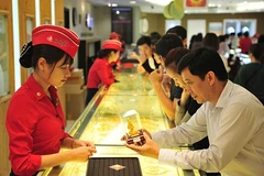 Giá vàng thế giới tăng vọt, giá dầu cao nhất 2 năm