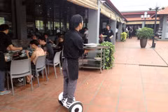 Độc nhất Hà Nội: Đi xe điện cân bằng bê đồ ăn cho khách