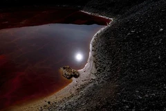 Sửng sốt trăng tròn in bóng trong hồ máu đỏ tựa sao Hỏa